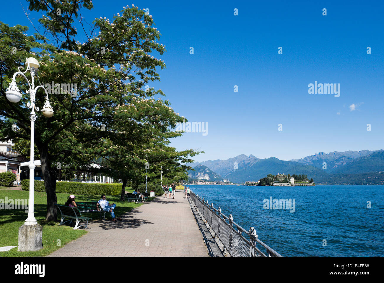 Promenade au bord du lac à Stresa Isola Bella en regardant vers l'un de l'Isole Borromee Lac Majeur Italie Banque D'Images