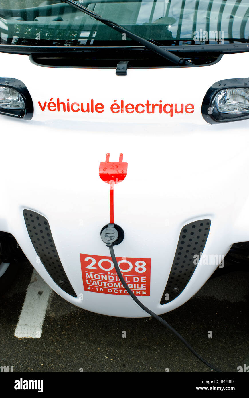 Paris France, 'Matra Company' Micro voiture électrique, recharge à l'extérieur Close Up Plug In Ultra Light Vehicle, prise, efficacité énergétique pour les petites entreprises Banque D'Images