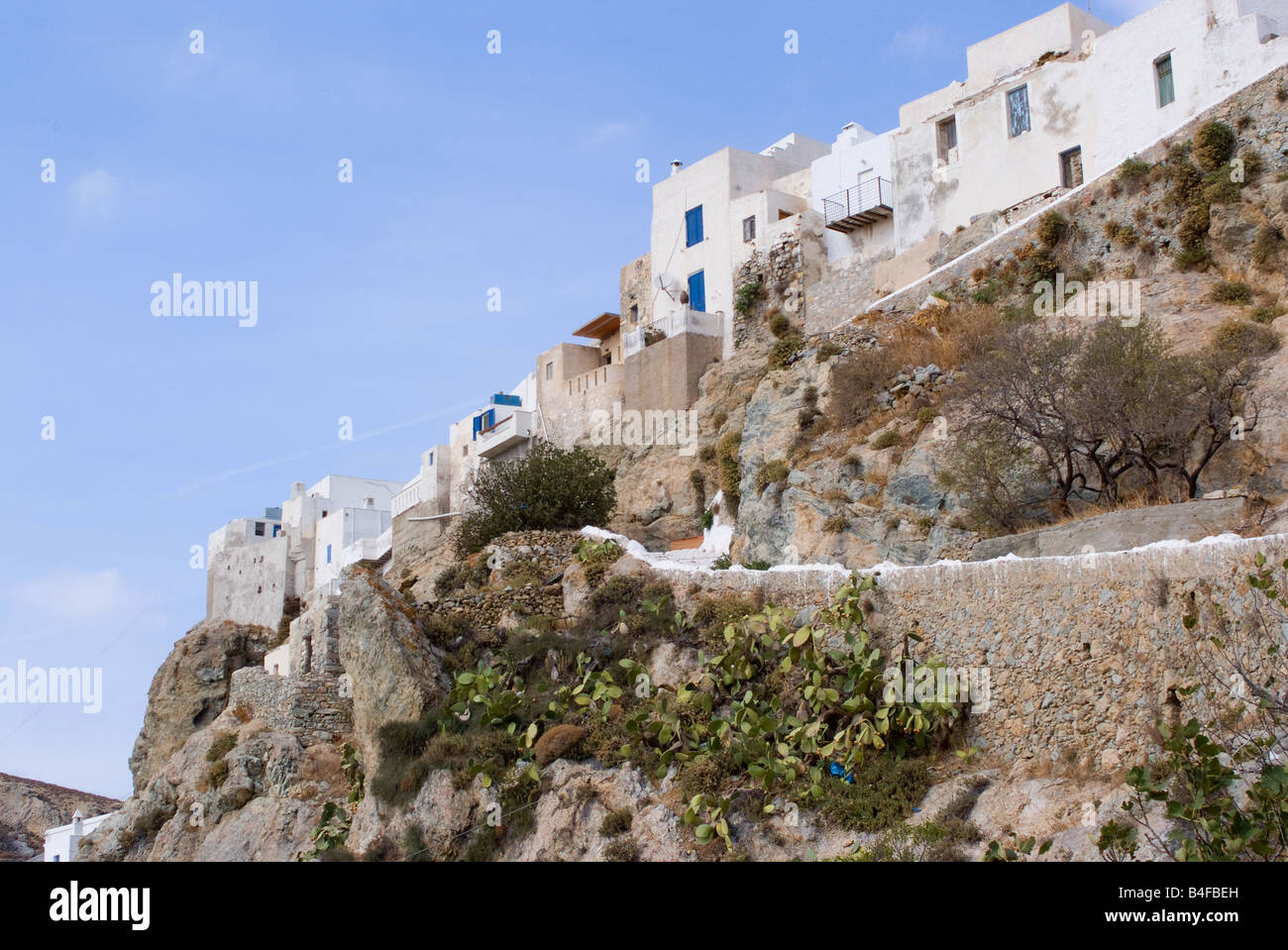 Les maisons construites en falaise forteresse en ville haute de l'île de Chora Serifos Cyclades Grèce Mer Egée Banque D'Images