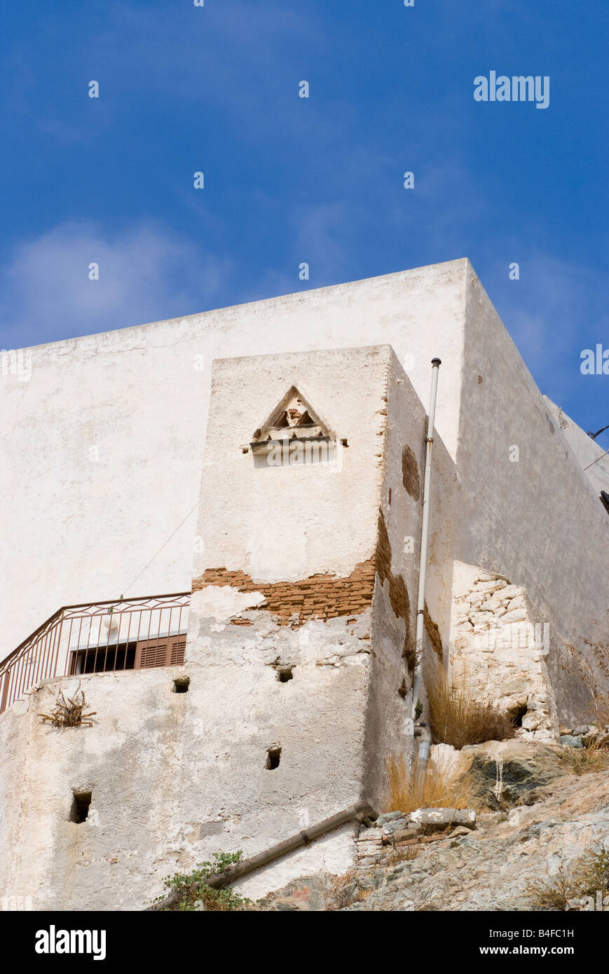 Chambre avec pigeonnier construit en haut de la falaise dans la haute ville forteresse de l'île de Chora Serifos Cyclades Grèce Mer Egée Banque D'Images