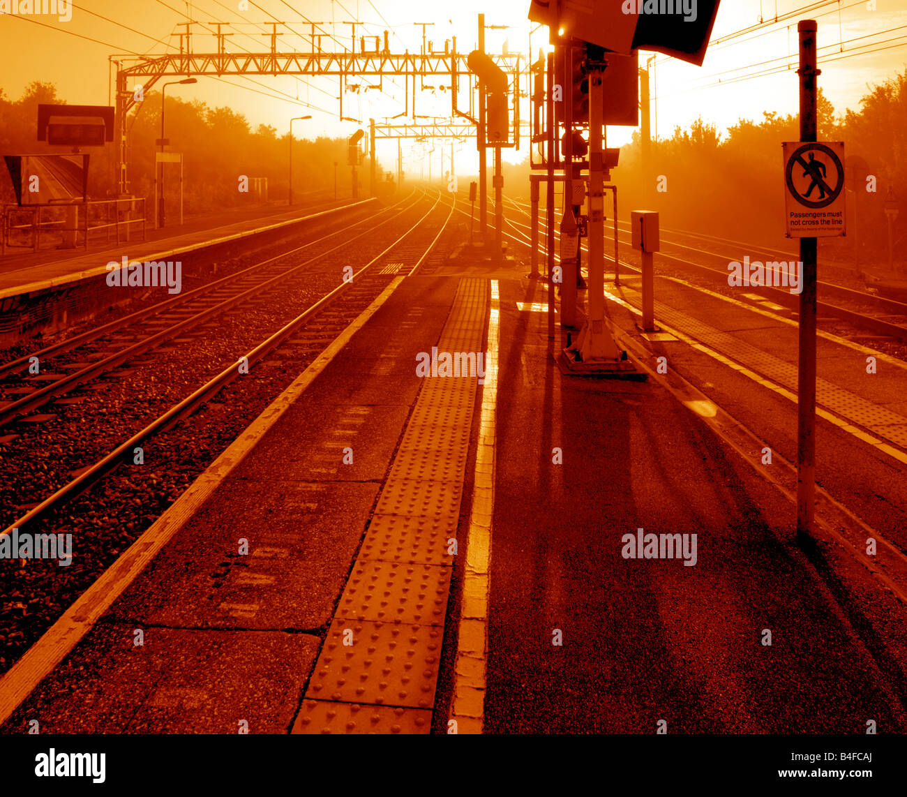 Lever du soleil sur les points et la voie de chemin de fer Banque D'Images