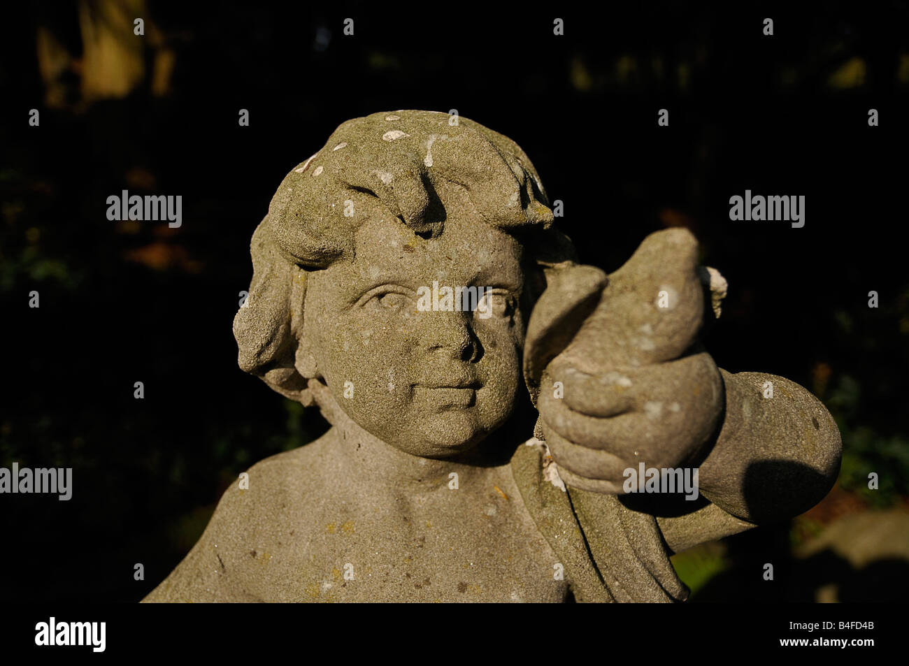 Statue dans les motifs de Drum Castle, Scotland. Boy diffusion colombes de paix Banque D'Images