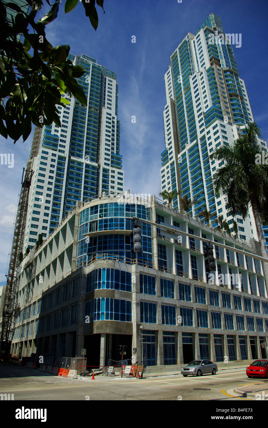 Un grand immeuble de condos en construction dans le centre-ville de Miami, Floride Banque D'Images