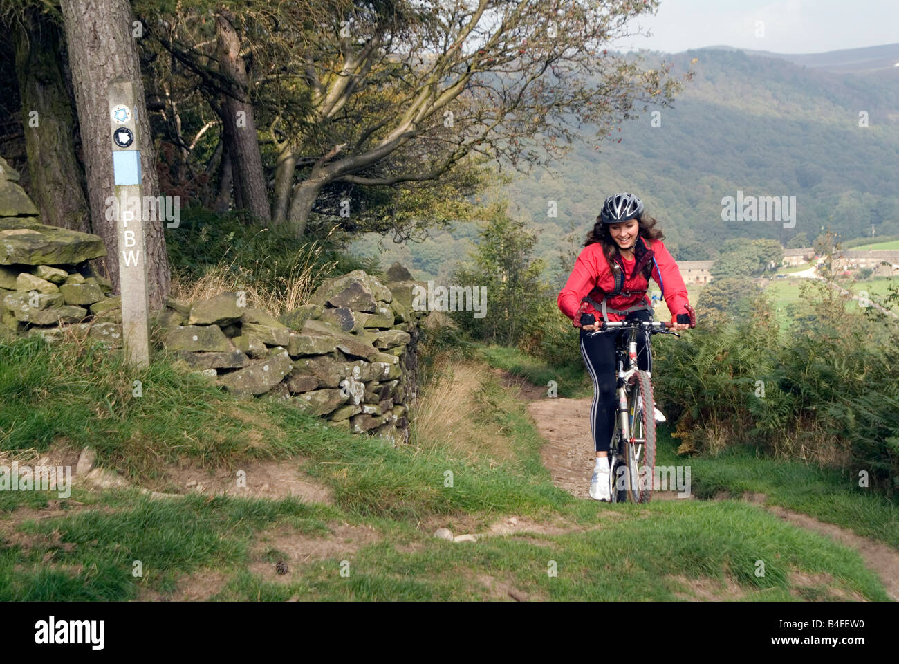 Randonnée cycliste Le Hayfield Parc national de Peak District Derbyshire England UK GO Banque D'Images