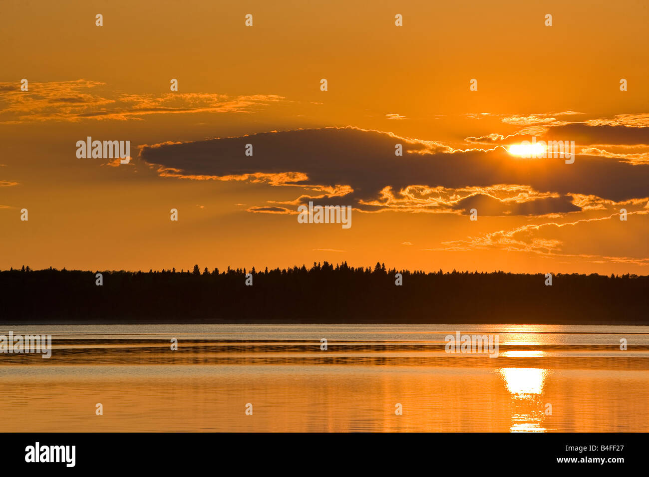 Coucher du soleil sur le lac Audy, Parc national du Mont-Riding, Manitoba, Canada. Banque D'Images