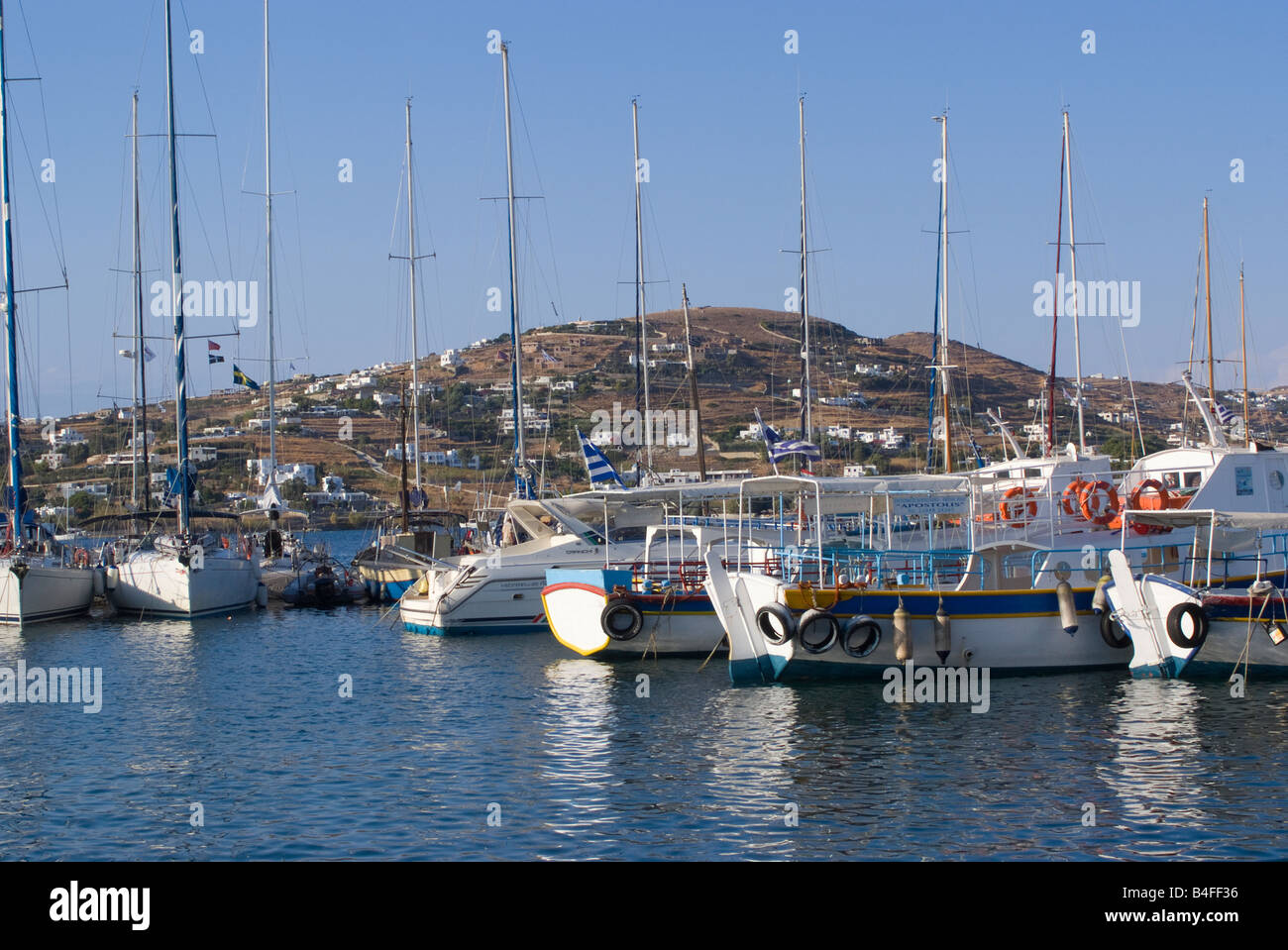 Les bateaux de pêche et des yachts de luxe amarrés dans le port de Paros Ville Ile de Paros Cyclades Grèce Mer Egée Banque D'Images