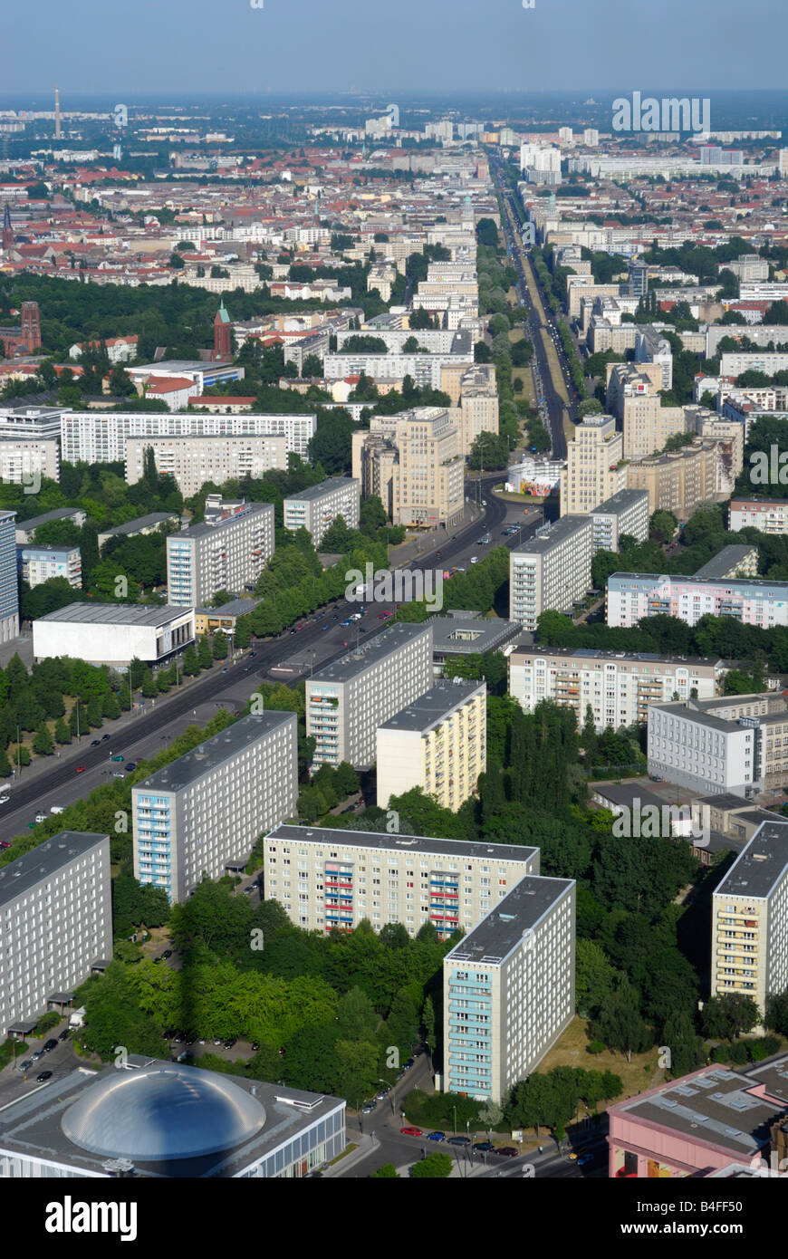 La Karl-Marx-Allee et GDR vue de l'architecture à partir de la Fernsehturm Berlin, Allemagne Banque D'Images