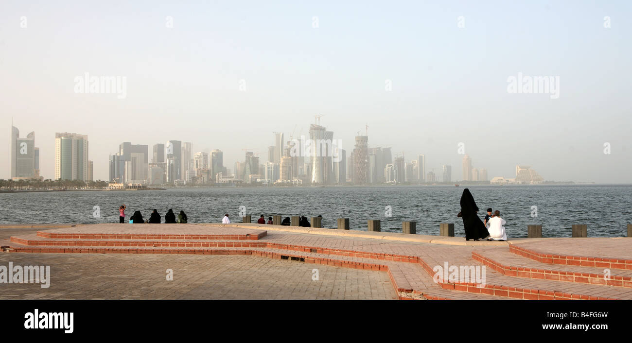 Les familles se détendre sur la Corniche à Doha Qatar le troisième jour de l'Eid al Fitr 2008 Banque D'Images