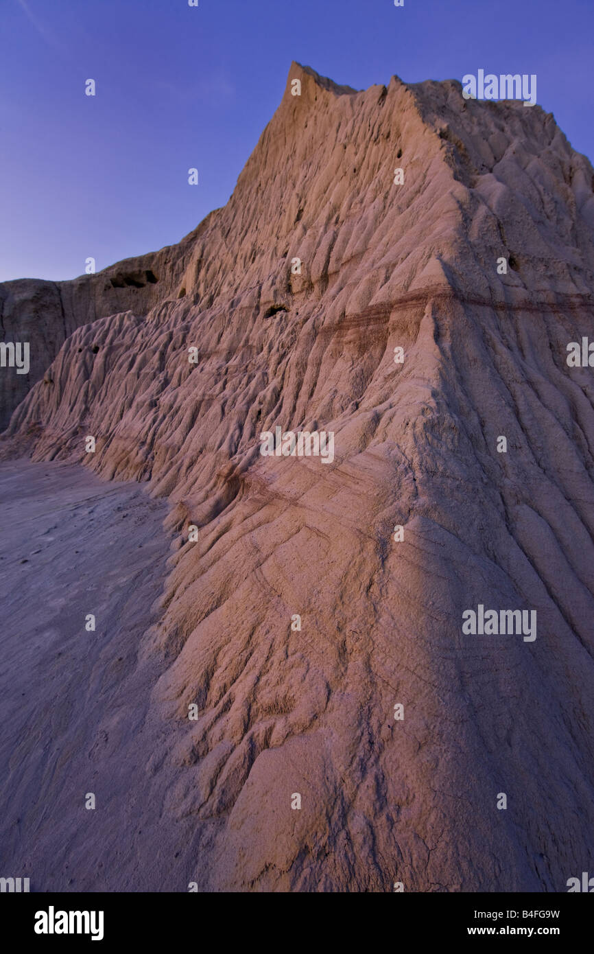 Formations de Château Butte pendant le crépuscule à Big Muddy Badlands, dans le sud de la Saskatchewan, Canada. Banque D'Images