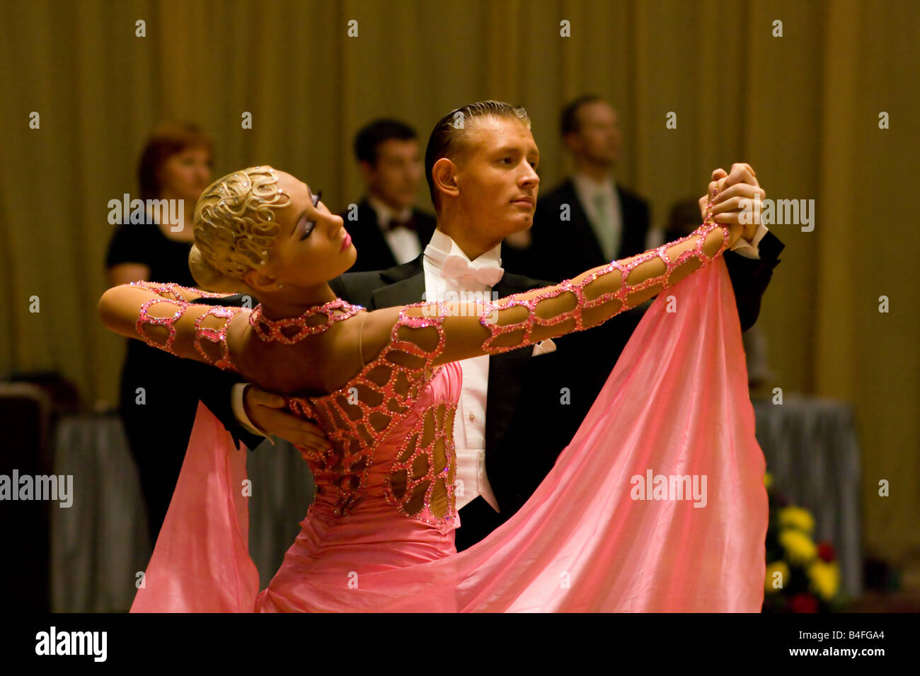 Les jeunes danseurs de poser. Ballroom Dance competition 'Nevsky Cup 2008" à Saint-Pétersbourg, Russie. Banque D'Images