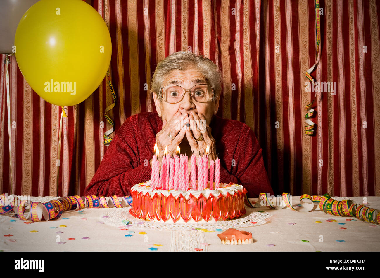 Étonné vieille grand-mère a perdu son dentier pendant qu'elle essaie de  souffler les bougies sur le gâteau pour son anniversaire Photo Stock - Alamy