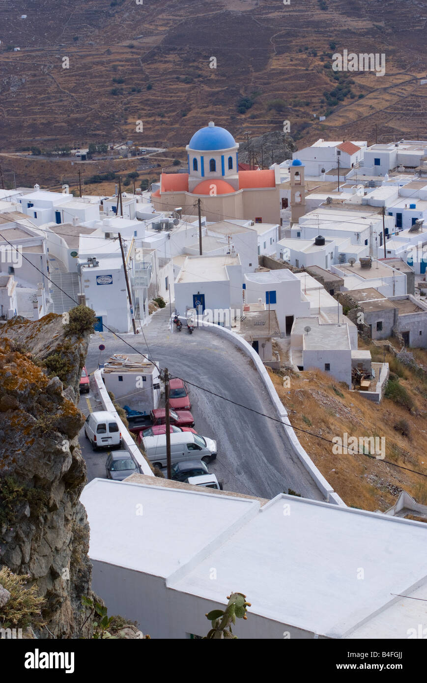 Dôme bleu typique de l'Église grecque et Blanc Cubes de maisons dans Chora Ville Haute à l'île de Serifos Cyclades Grèce Mer Egée Banque D'Images