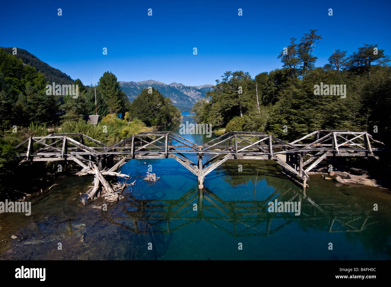 Vieux pont de bois au-dessus de Ruca Malen river à la route des sept lacs. La Patagonie. L'Argentine Banque D'Images