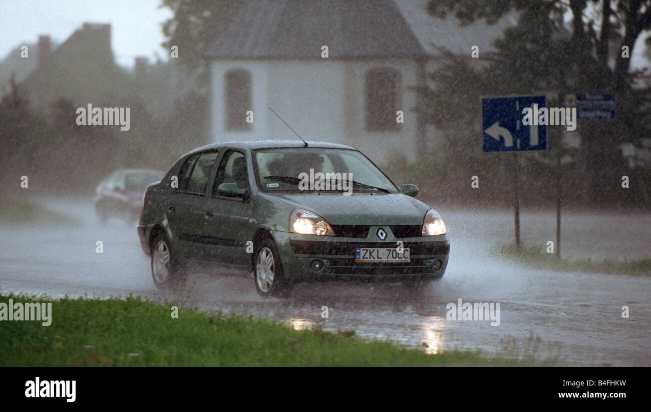 Renault Thalia (voiture) sur une route lors d'une forte averse, Pologne Banque D'Images