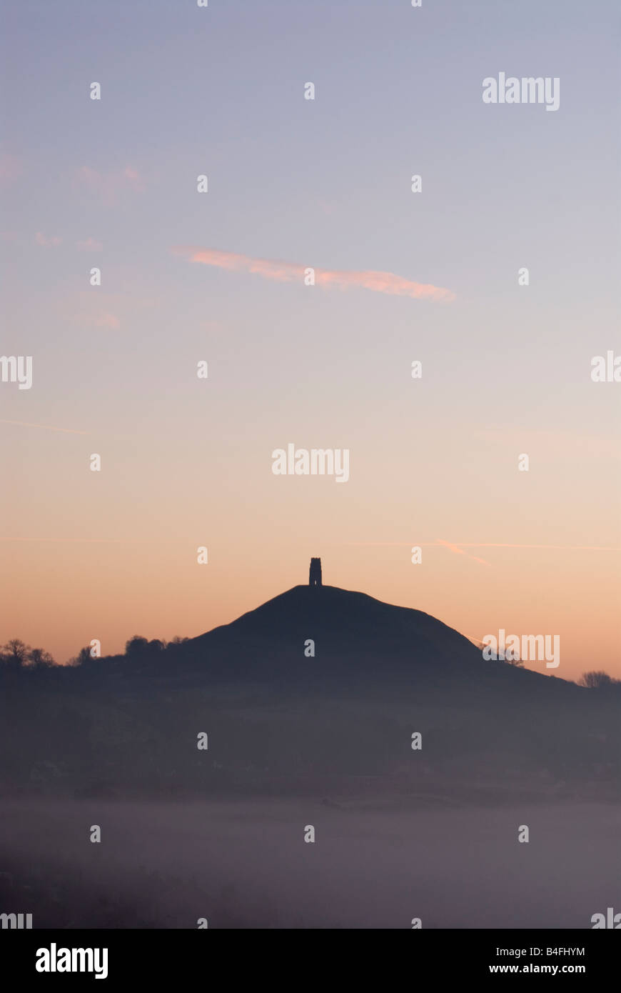 Tor de Glastonbury au lever du soleil sur un matin d'hiver brumeux Banque D'Images