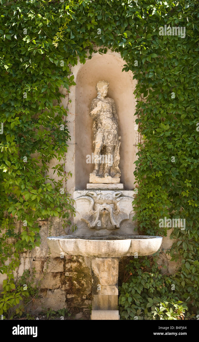 Giardino Giusti gardens Verona, Italie, statue romaine dans une alcôve près de l'entrée. Banque D'Images