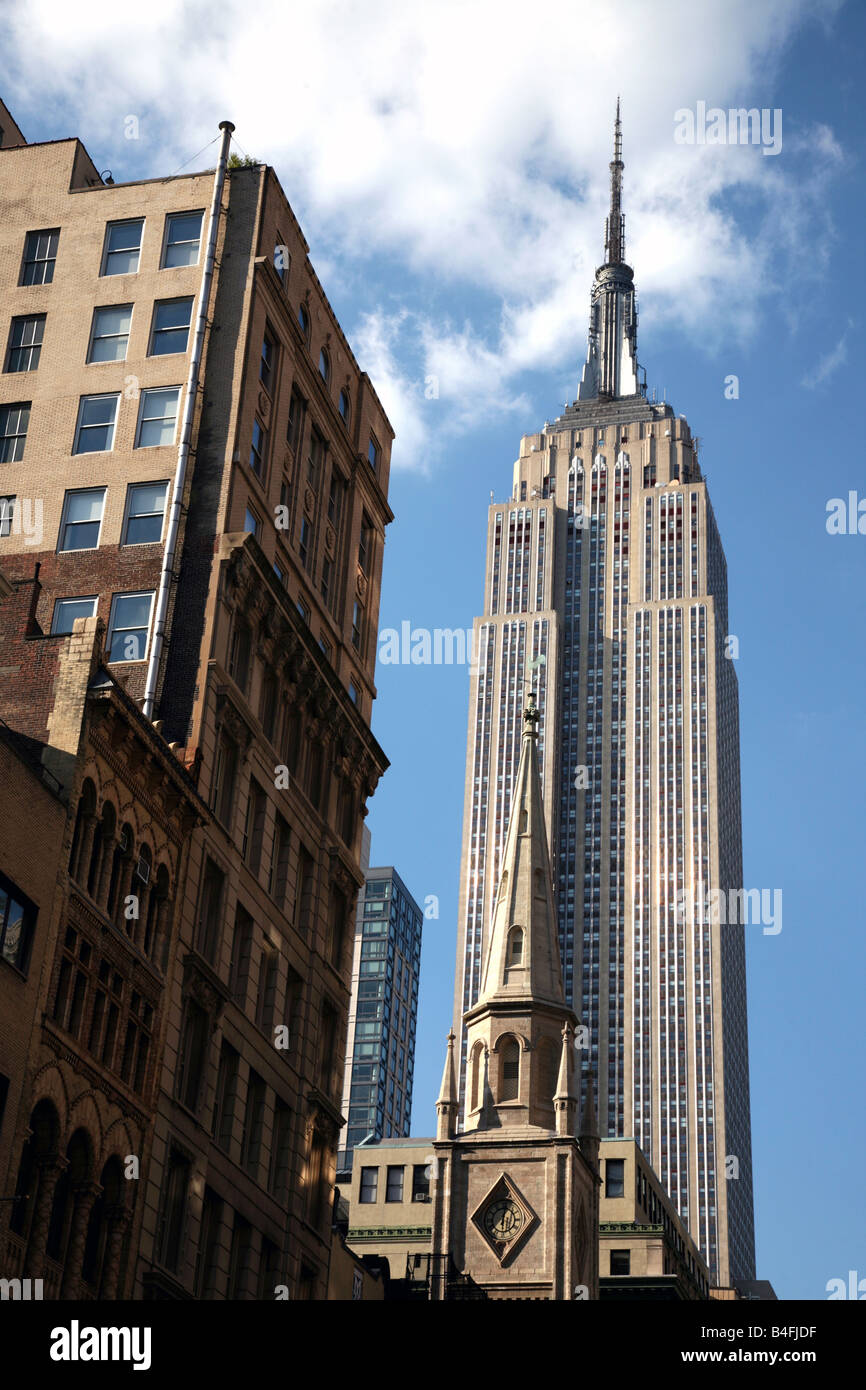 Empire State Building se lever au-dessus de la partie inférieure des bâtiments de Midtown, New York, NY, USA Banque D'Images