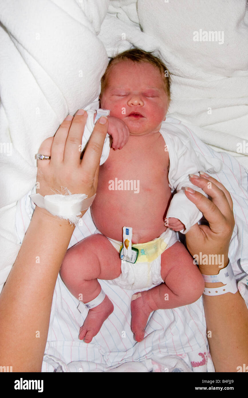 Grand Bebe Nouveau Ne A L Hopital Photo Stock Alamy