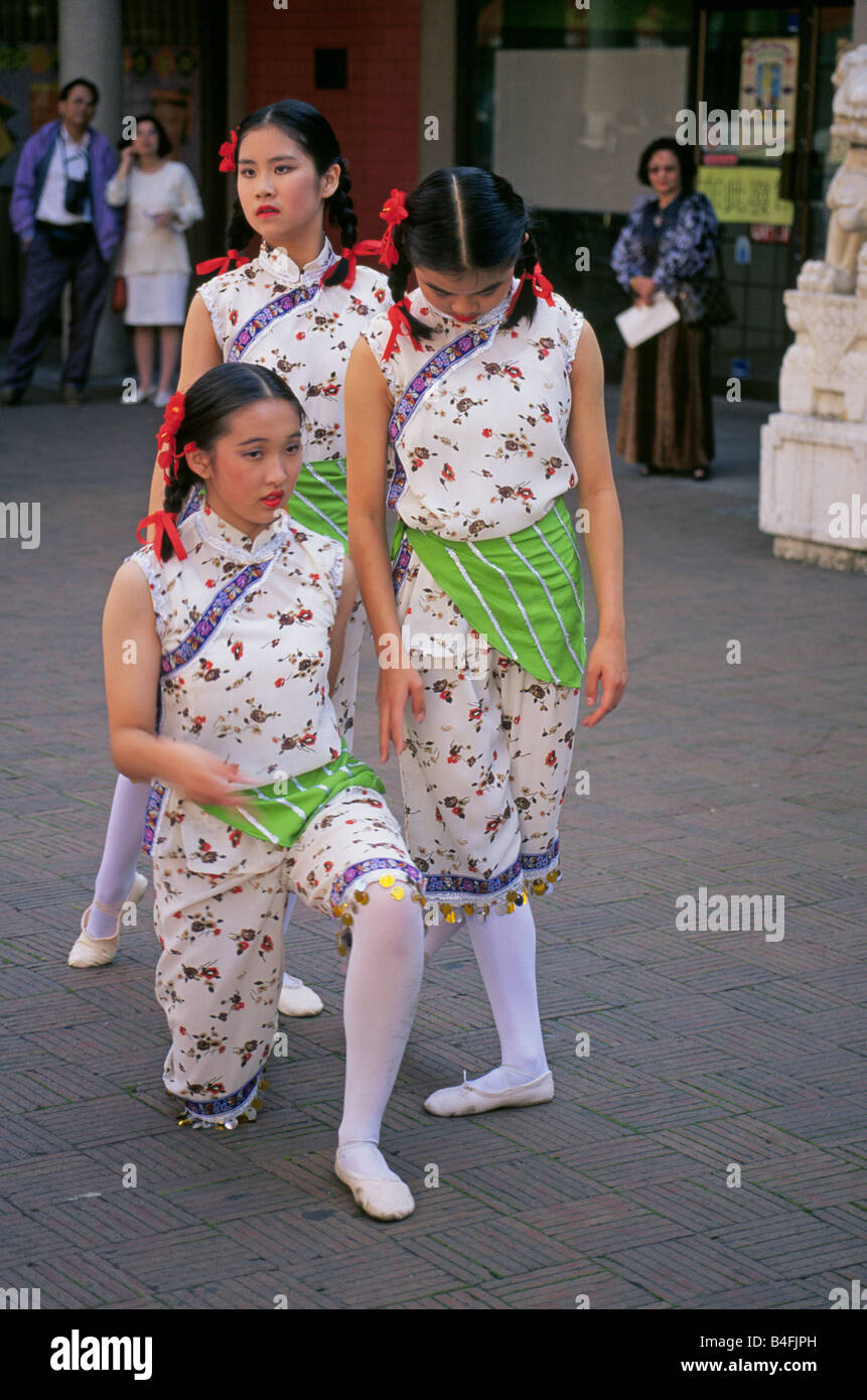 Les danseurs de rue chinois dans le quartier chinois de Vancouver Vancouver, Colombie-Britannique, Canada. Banque D'Images