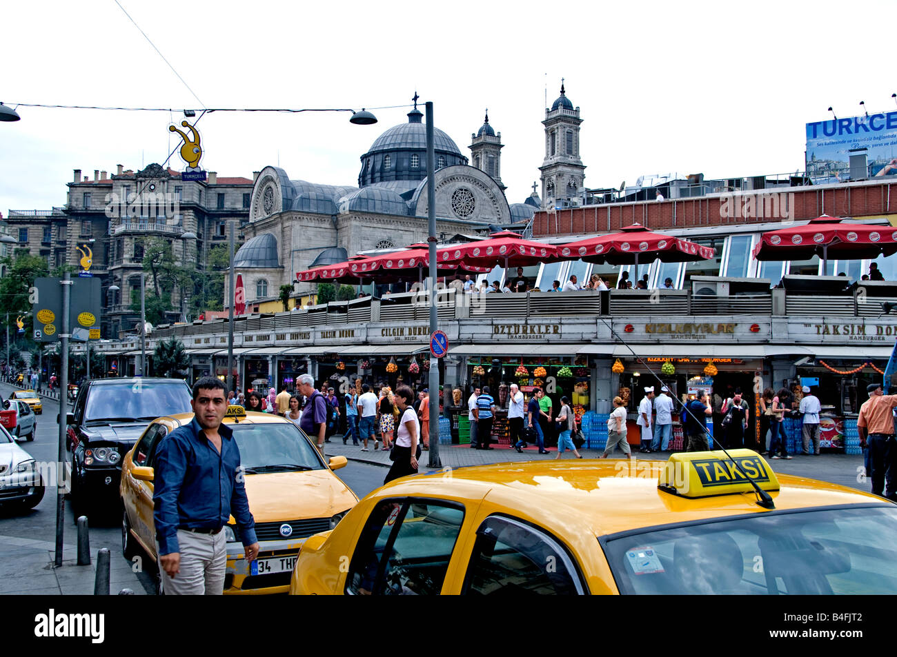 La Place Taksim Istanbul Istiklal Caddesi Beyoglu shopping street trimestre taxi Banque D'Images
