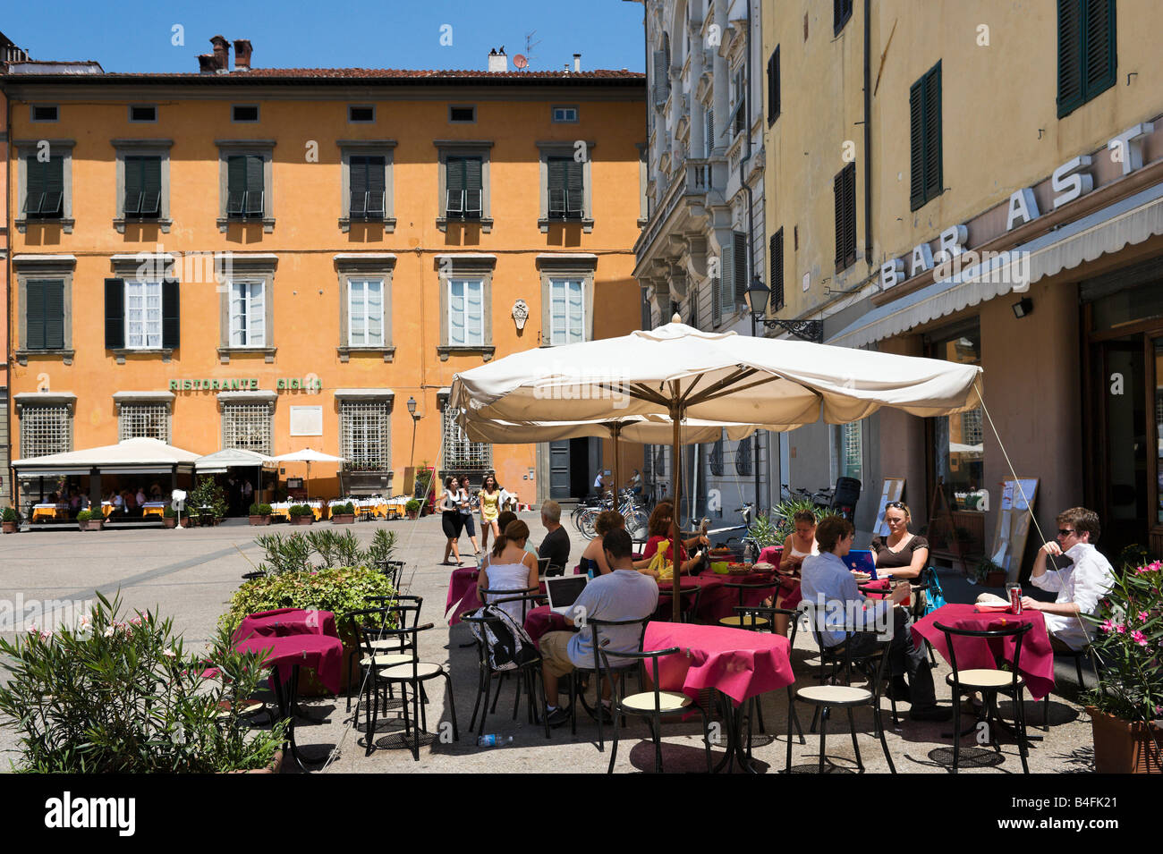 Restaurant, Piazza del Giglio, Lucca, Toscane, Italie Banque D'Images
