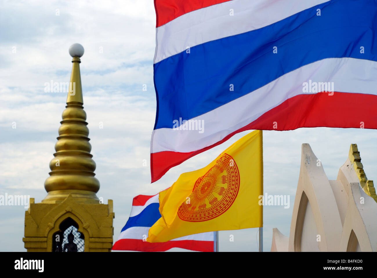 Thaï et de drapeaux bouddhistes au Mont d'or Bangkok Banque D'Images