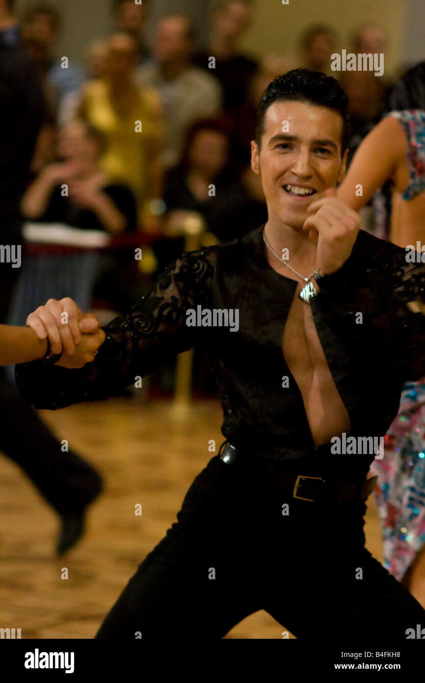 Jeune danseur posant. Ballroom Dance competition 'Nevsky Cup 2008" à Saint-Pétersbourg, Russie. Banque D'Images