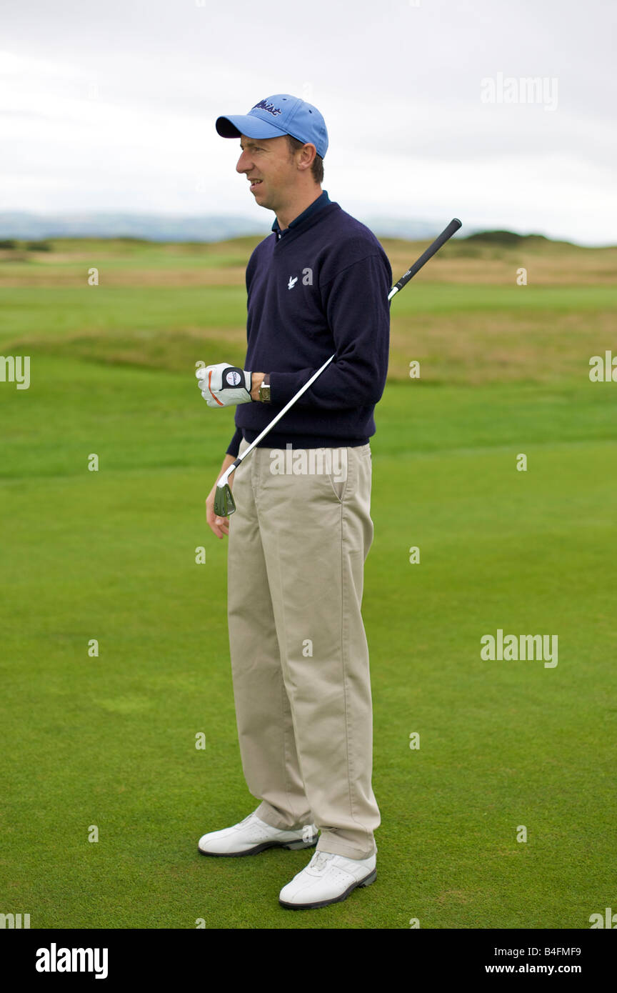 Golfeur professionnel en attente de balle frappée sur le fairway (partie d'une série) Banque D'Images