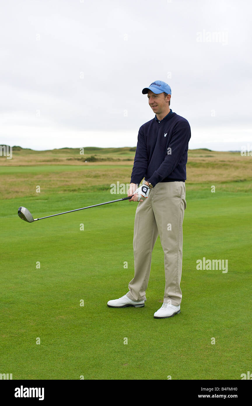 Golfeur professionnel en attente de tee off à la recherche sur le fairway (partie d'une série) Banque D'Images