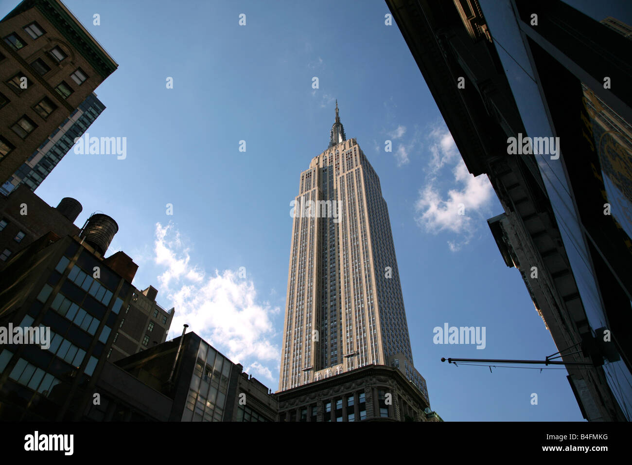 Empire State Building se lever au-dessus de la partie inférieure des bâtiments de Midtown, New York, NY, USA Banque D'Images