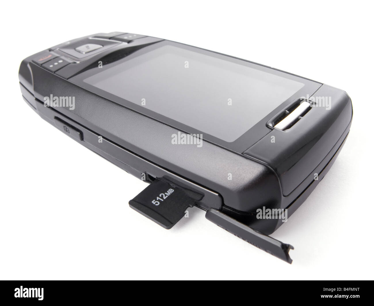 La moitié de la carte Micro SD insérée dans le port téléphone mobile Banque D'Images