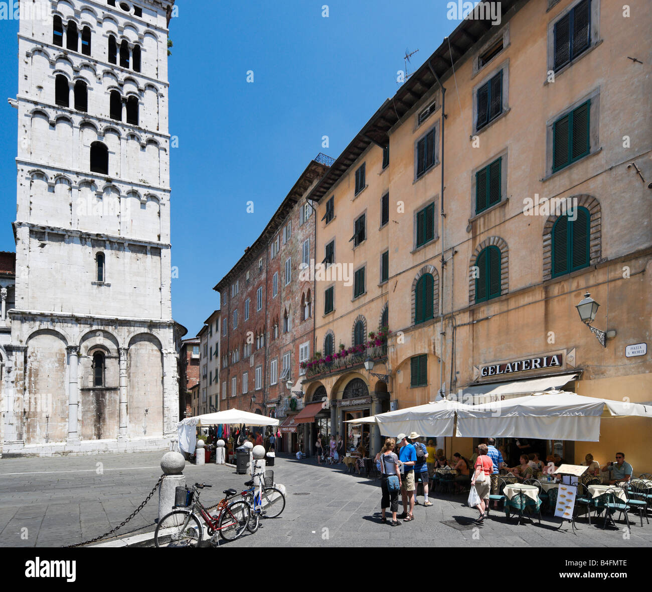Café en face de l'église de San Michele in Foro, Piazza San Michele, Lucca, Toscane, Italie Banque D'Images