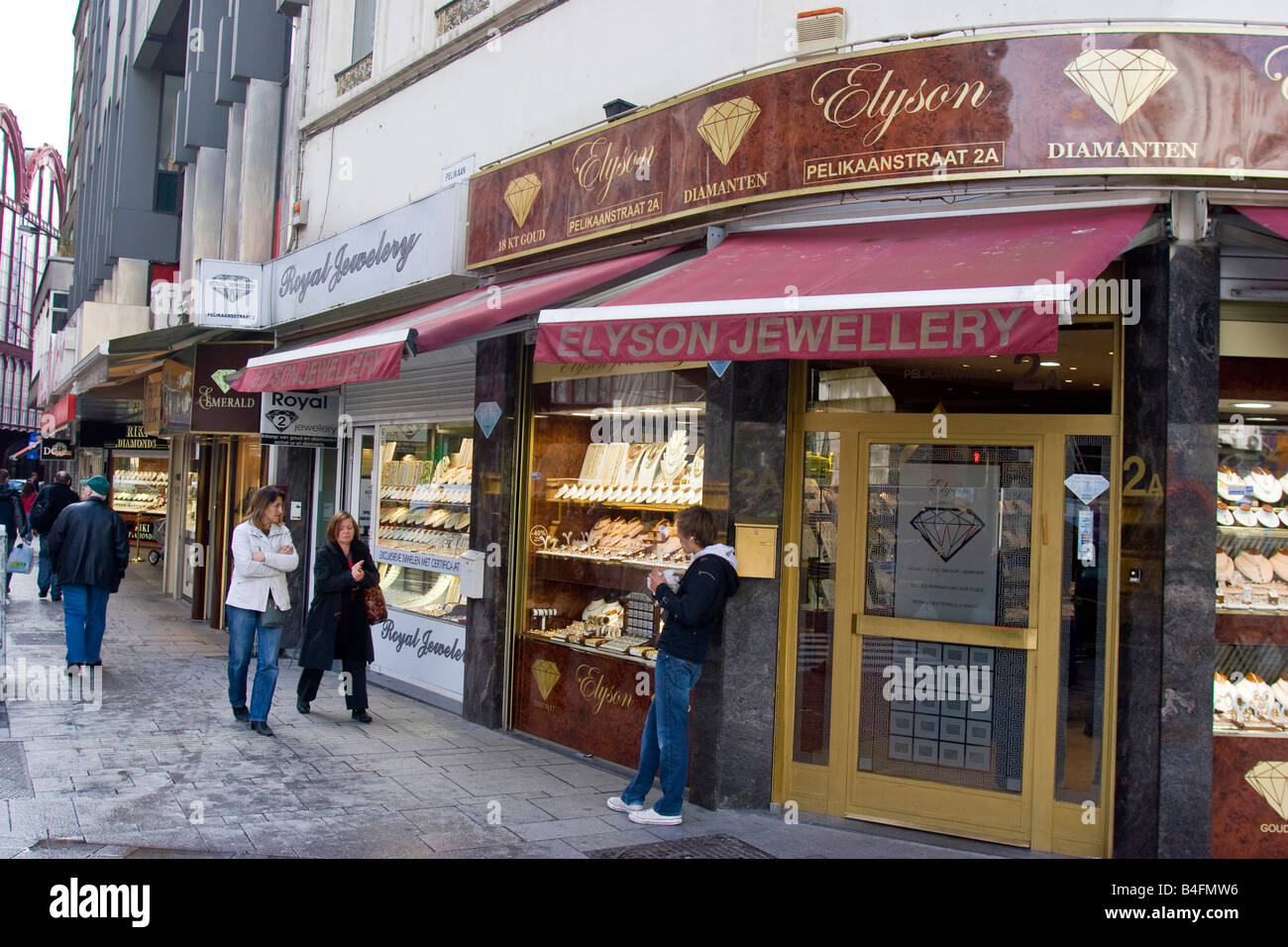 Les gens en face de bijoux en diamant à Anvers, Belgique Photo Stock - Alamy