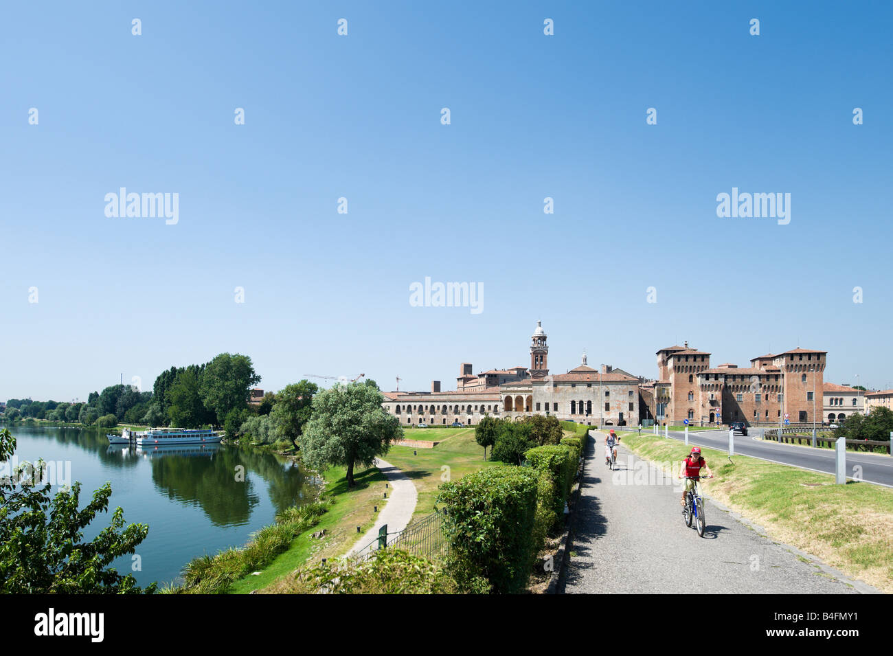 Vue de la ville depuis le Lago Inferiore avec le Palazzo Ducale à l'arrière-plan, de Mantoue (Mantova), Lombardie, Italie Banque D'Images