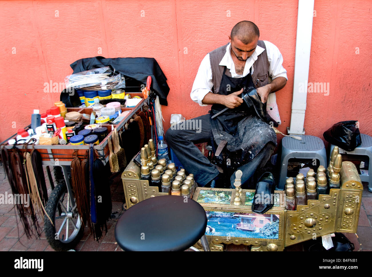 Istanbul Istiklal Caddesi Beyoglu quartier rue commerçante shoeshiner jeune cireur Banque D'Images