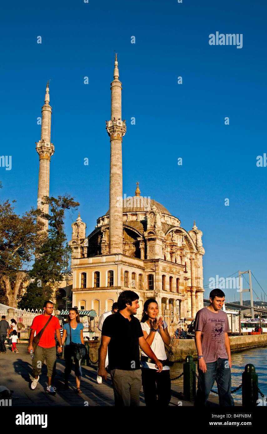 Istanbul mosquée Ortakôy Camii près de pont du Bosphore Banque D'Images