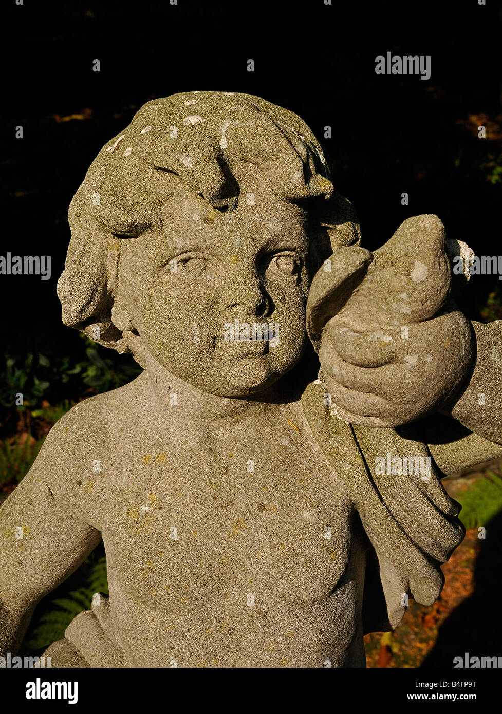 Statue dans les motifs de Drum Castle, Scotland. Boy diffusion colombes de paix Banque D'Images
