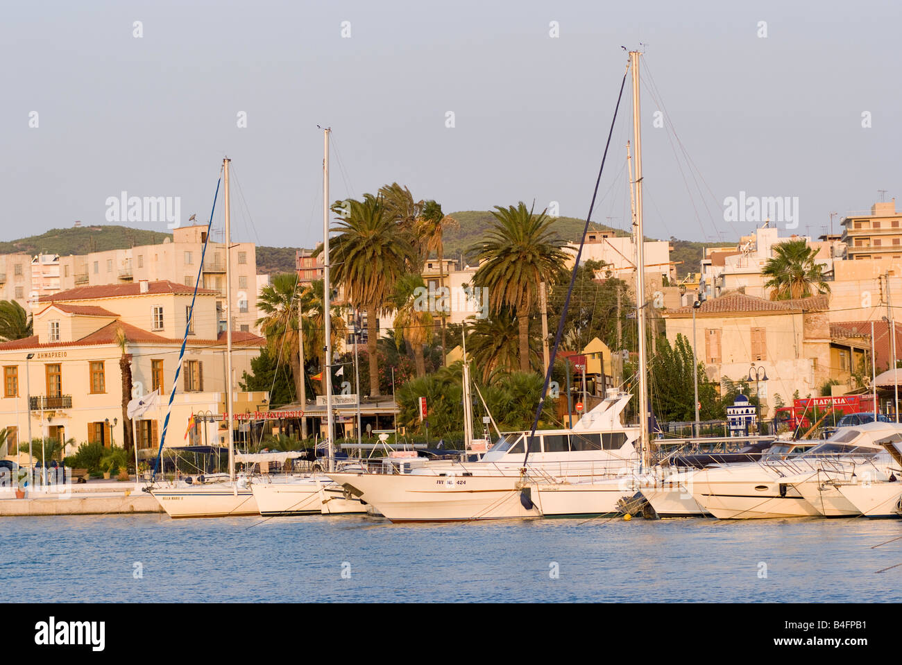 Yachts de luxe et de Croisière au début du matin à Lavrion Port mer Grèce continentale Banque D'Images