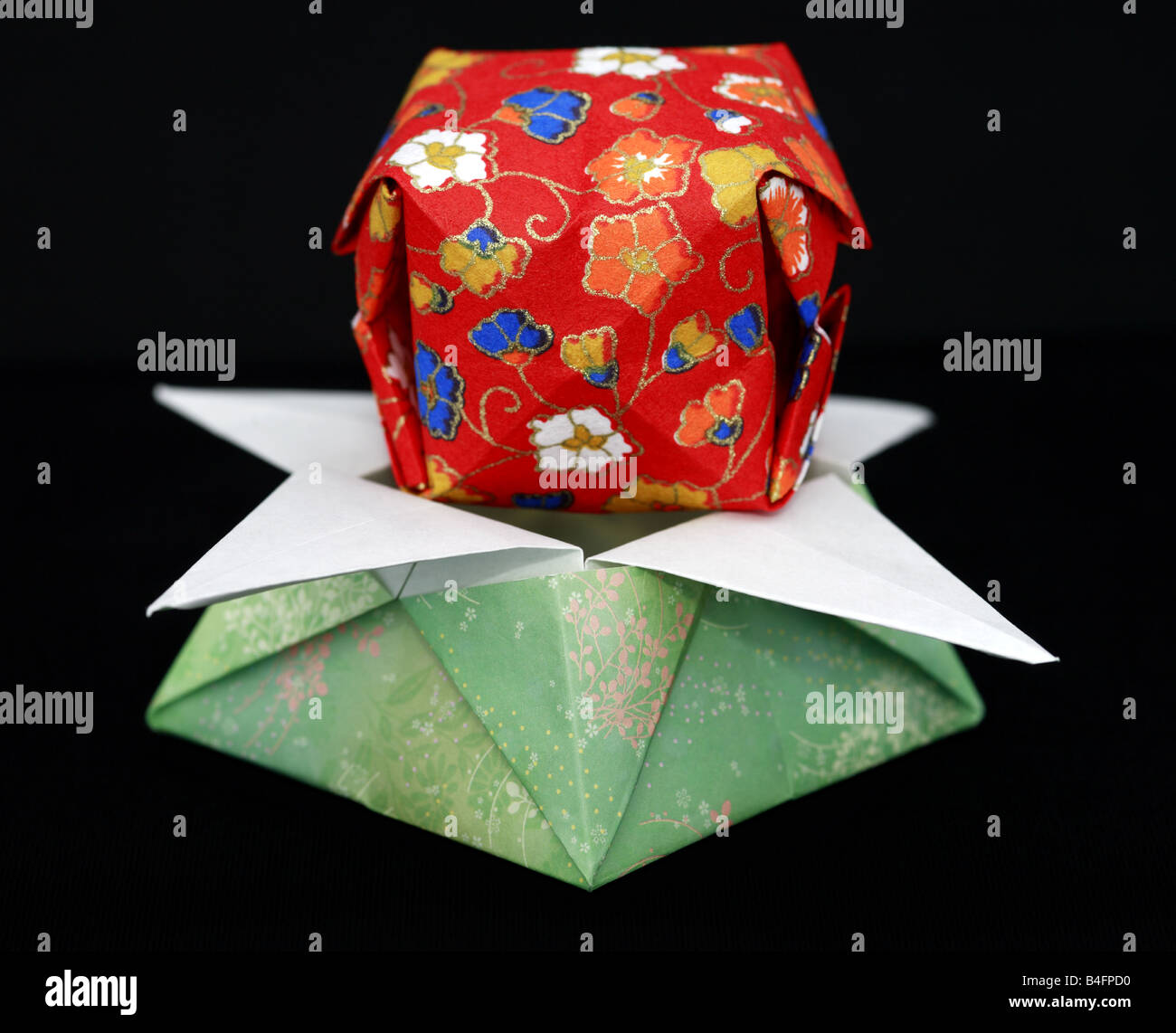 Partie 1 de 2 images, close-up of a colorful origami panier et la balle  Photo Stock - Alamy