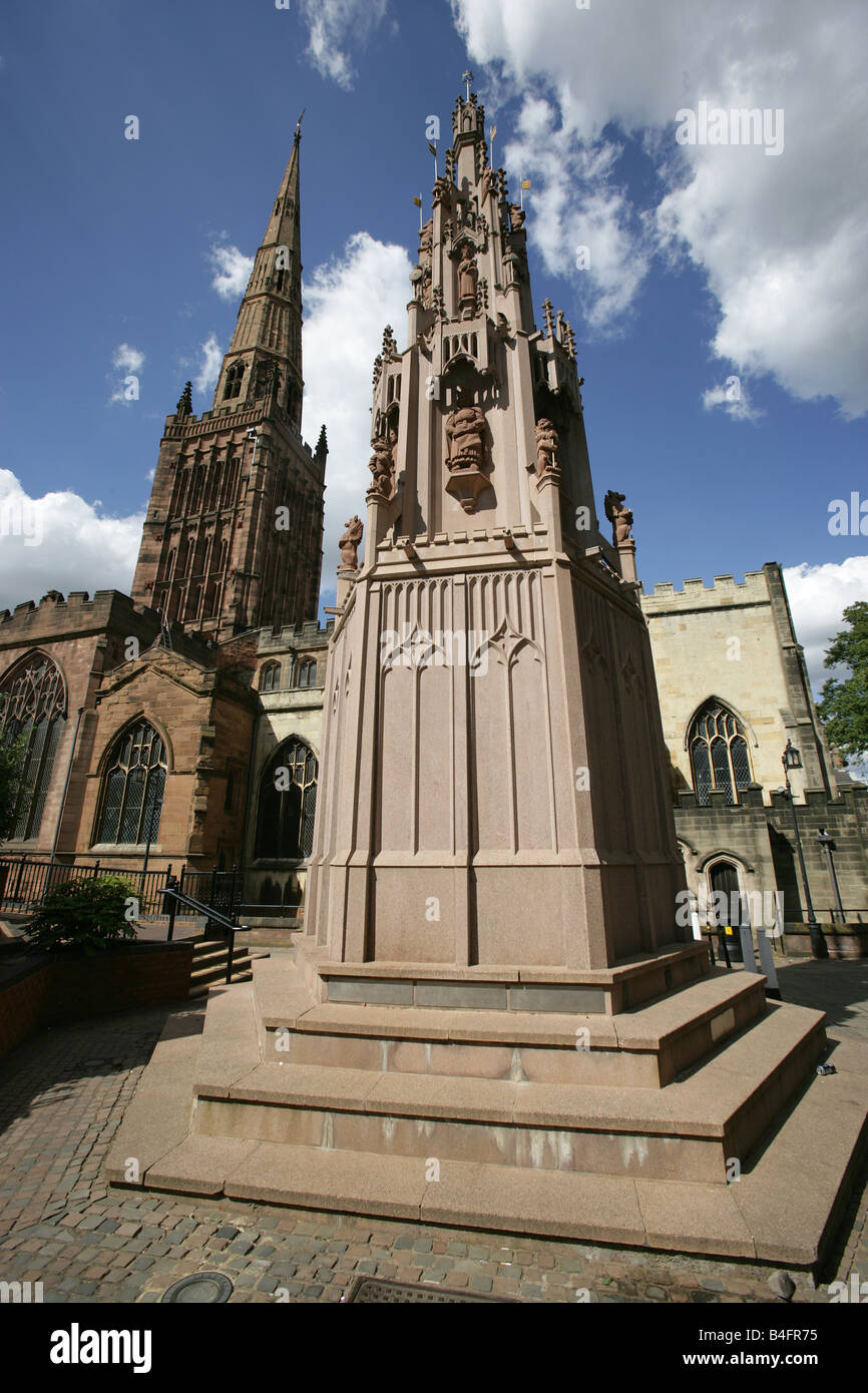 Ville de Coventry, en Angleterre. La réplique moderne de l'original Coventry Cross à Cuckoo Lane, avec l'église Holy Trinity. Banque D'Images