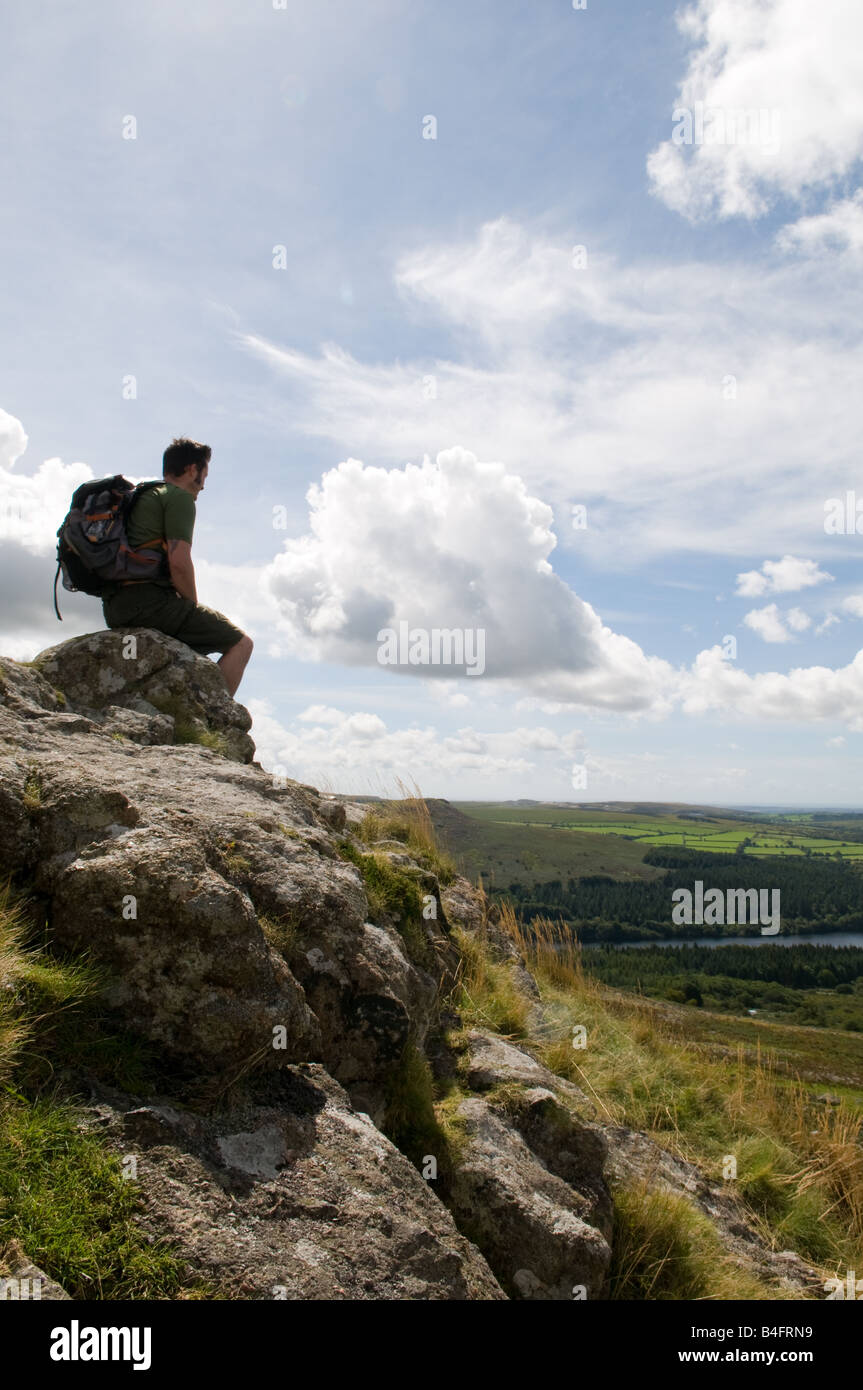 Un randonneur sur le dessus du cuir Tor sur le Dartmoor sur réservoir Burrator Banque D'Images