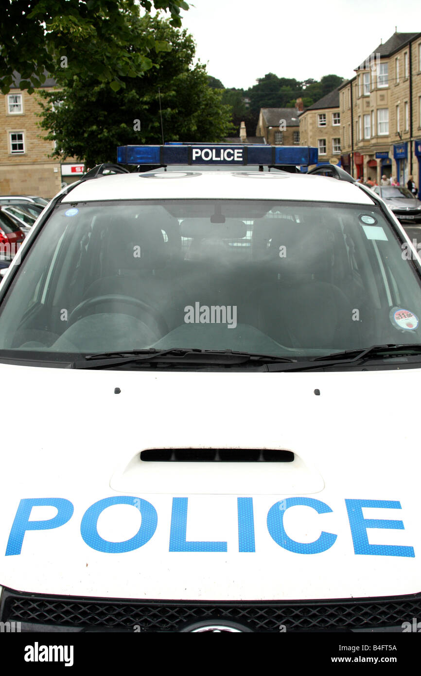 Voiture de police dans une ville du Royaume-Uni. Banque D'Images