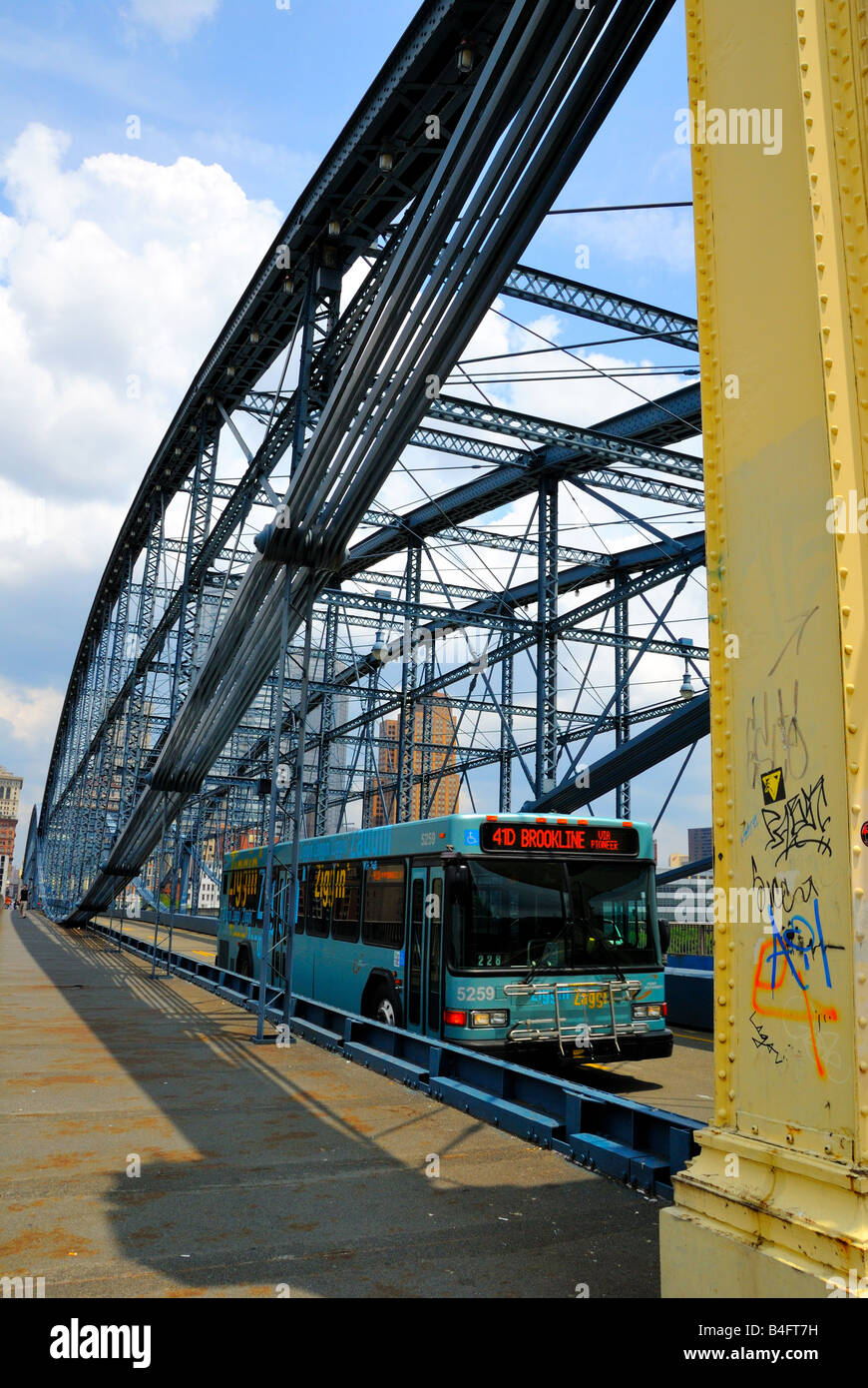 Un Port Authority Bus crosss pont de Smithfield Street, Pittsburgh, Pennsylvanie. Banque D'Images