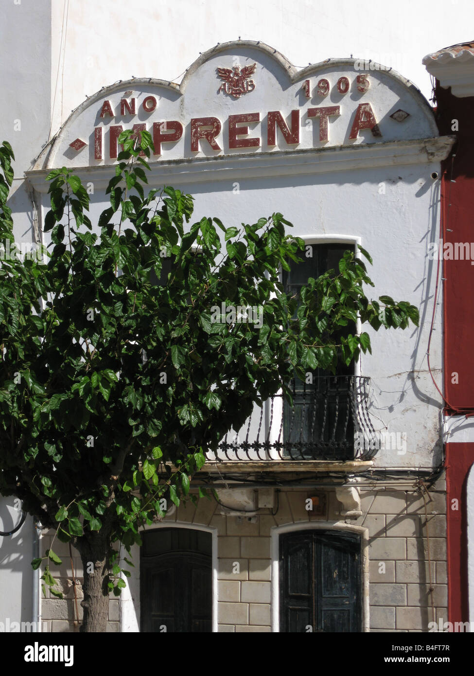 Le rouge- Façade de l'ancien magasin de l'imprimante en Es Castell, Menorca Banque D'Images