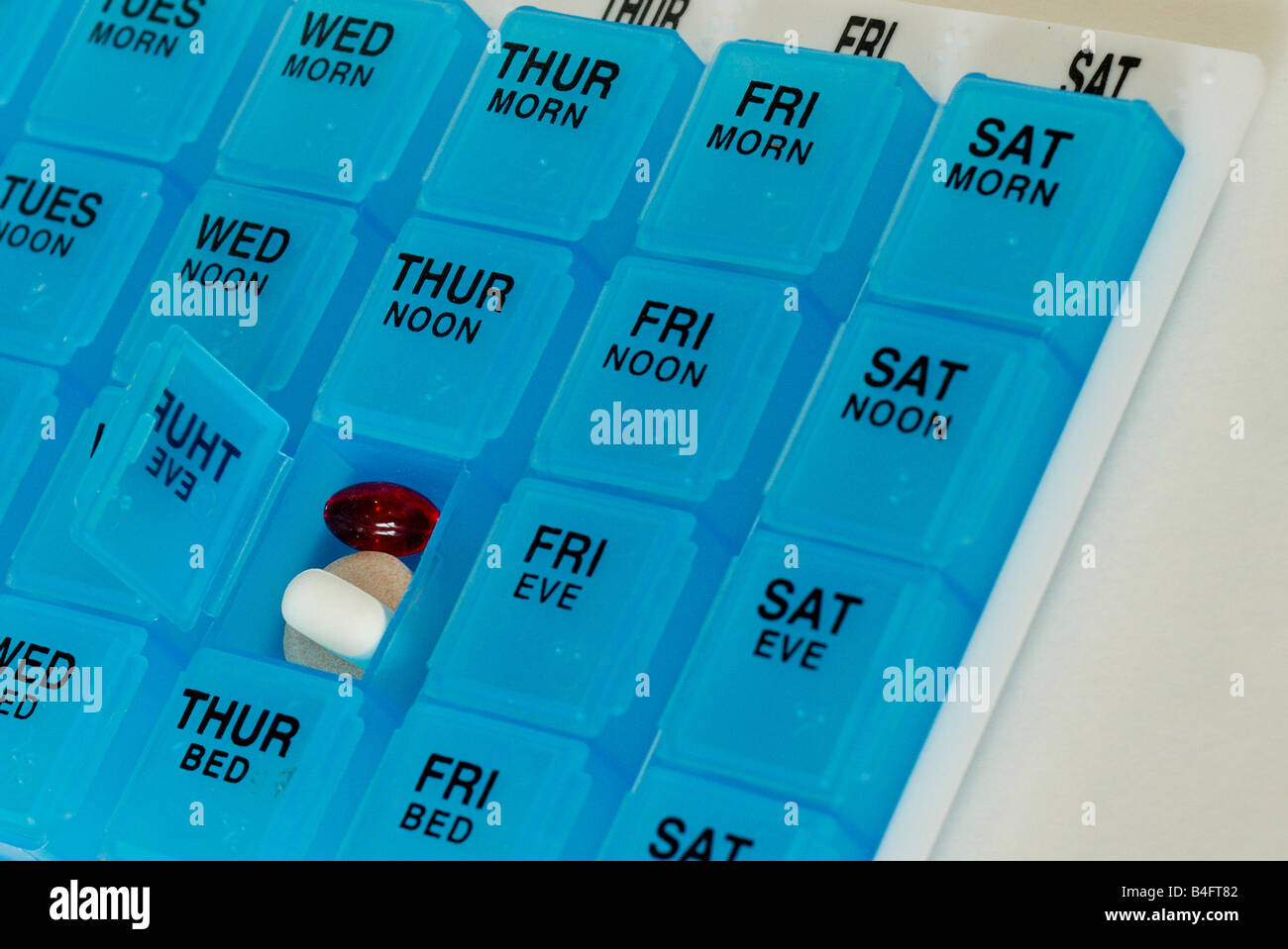 Fort pour la distribution de doses quotidiennes de médicaments prescrits, avec compartiments pour les intervalles de temps sur chaque jour de la semaine. Banque D'Images