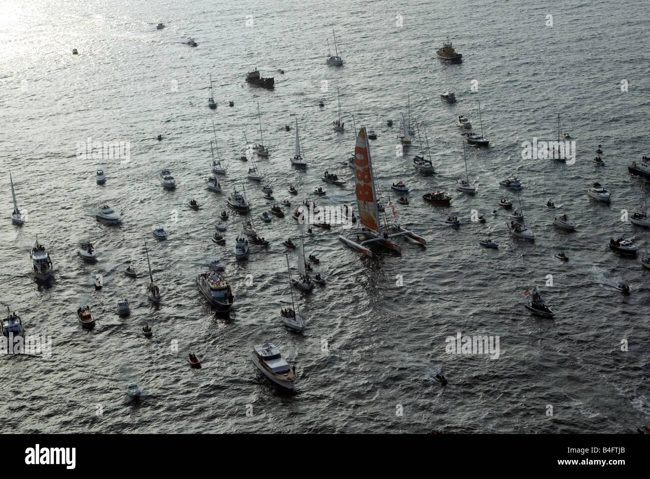 Ellen MacArthur a été bien accueilli en Grande-Bretagne par des foules immenses après solo à travers le monde en un temps record les 28 ans Banque D'Images