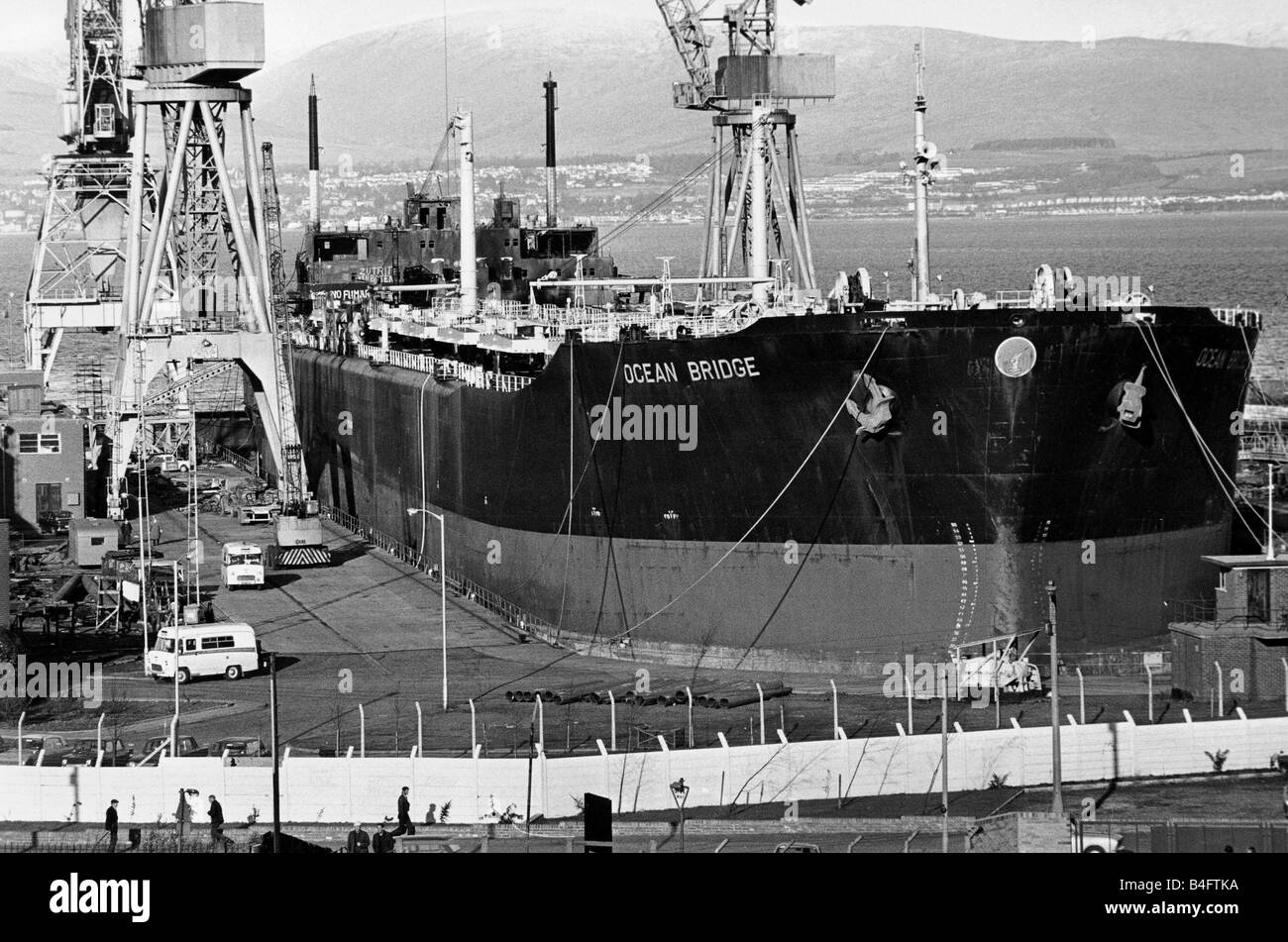 Pont océan pétrolier navire en cale sèche après une explosion à Port Glasgow Novembre 1970 ambulances quittant la scène Banque D'Images