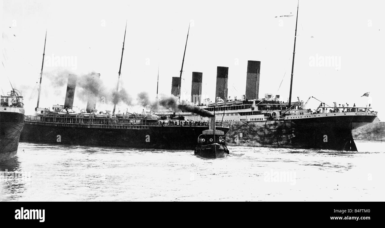 Titanic et SS New York deux entonnoirs presque en collision 1912 Banque D'Images