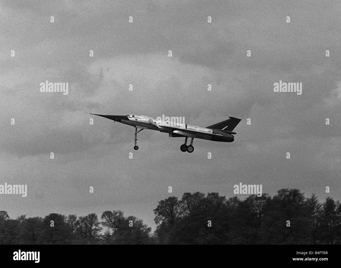 BAC D'AÉRONEFS 221 premier vol à Filton Bristol 1963 BAC en aile delta aéronefs expérimentaux avec Godfrey pilote Auty aux commandes à venir dans à la terre Banque D'Images