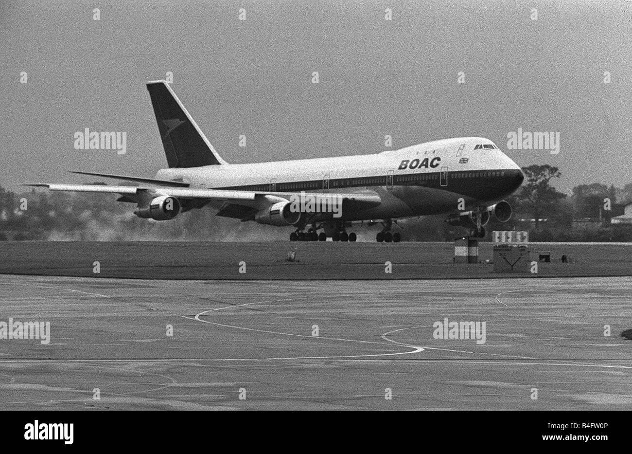 La BOAC premier Boeing 747 jumbo jet d'atterrir à l'aéroport de Manchester Ringway s Août 1970 Banque D'Images